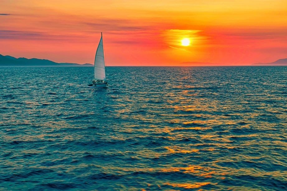 Voilier au coucher de soleil
